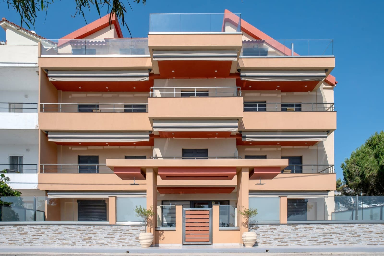 Το κτίριο των L'Incanto Apartments στα Χρονέικα Πρέβεζας